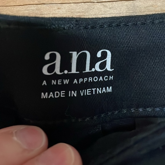 a.n.a Size 8 Black Bermuda Mid-rise 9” Inseam Soft Khaki Shorts with Pockets - Picture 5 of 11